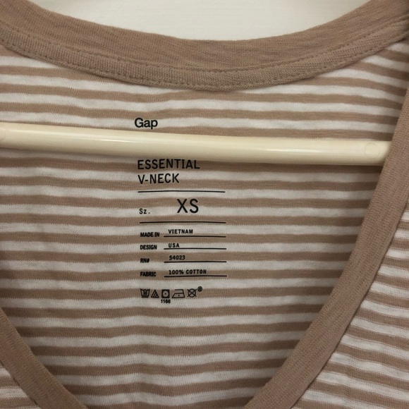 Gap V-neck T-shirt - Picture 2 of 2